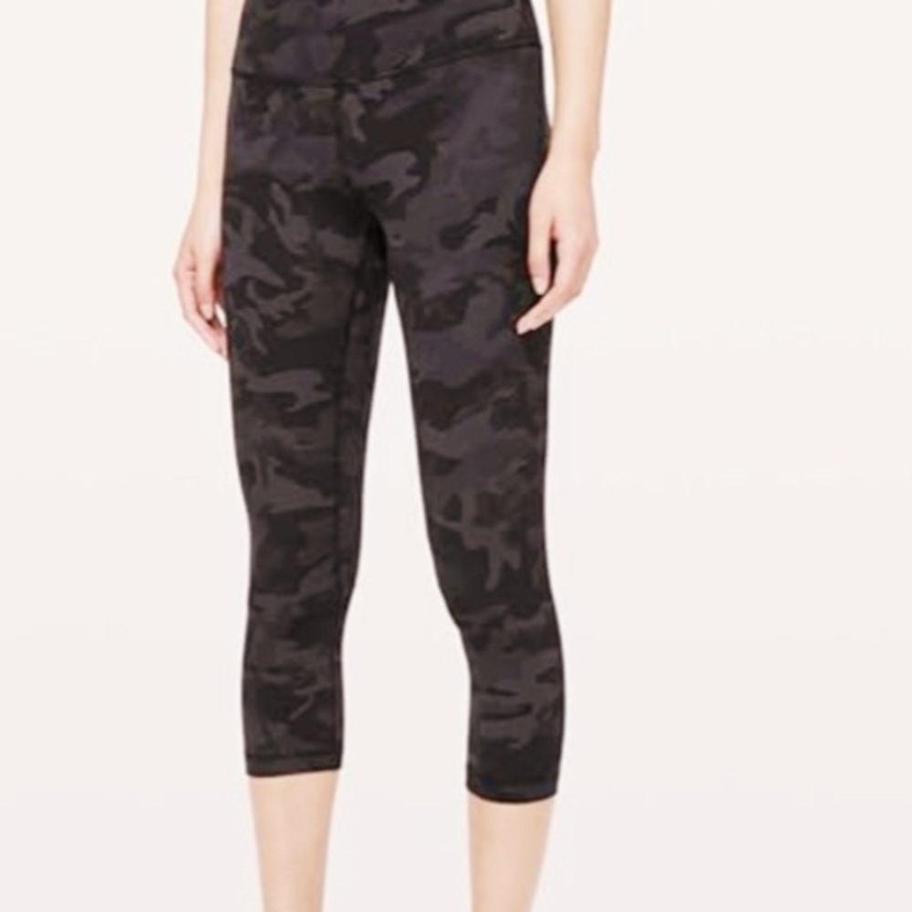 Lululemon Dark Camo Cropped Leggings